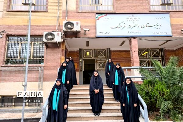 انسیه خزعلی در جمع دانش‌آموزان فرهیخته منطفه ۱۳