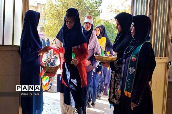 دهه دانش‌آموز فرصتی برای برپایی جشن‌های مختلف در مدارس