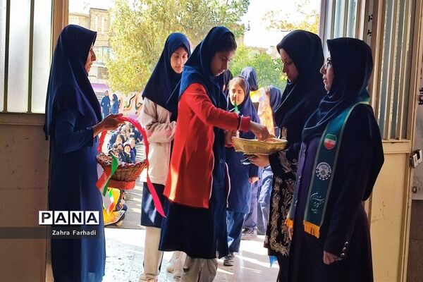 دهه دانش‌آموز فرصتی برای برپایی جشن‌های مختلف در مدارس