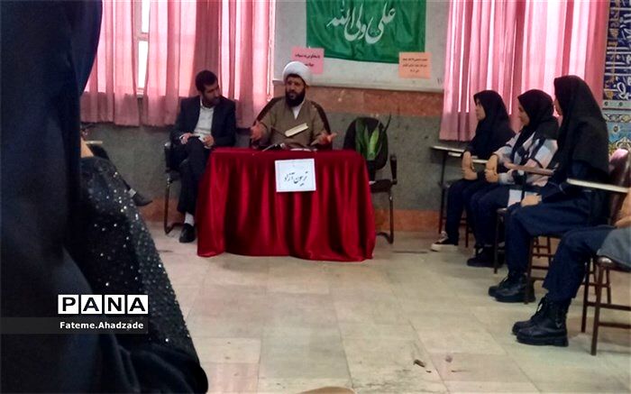 نشست صمیمی دانش‌آموزان پاکدشتی با امام جمعه‌ این شهرستان