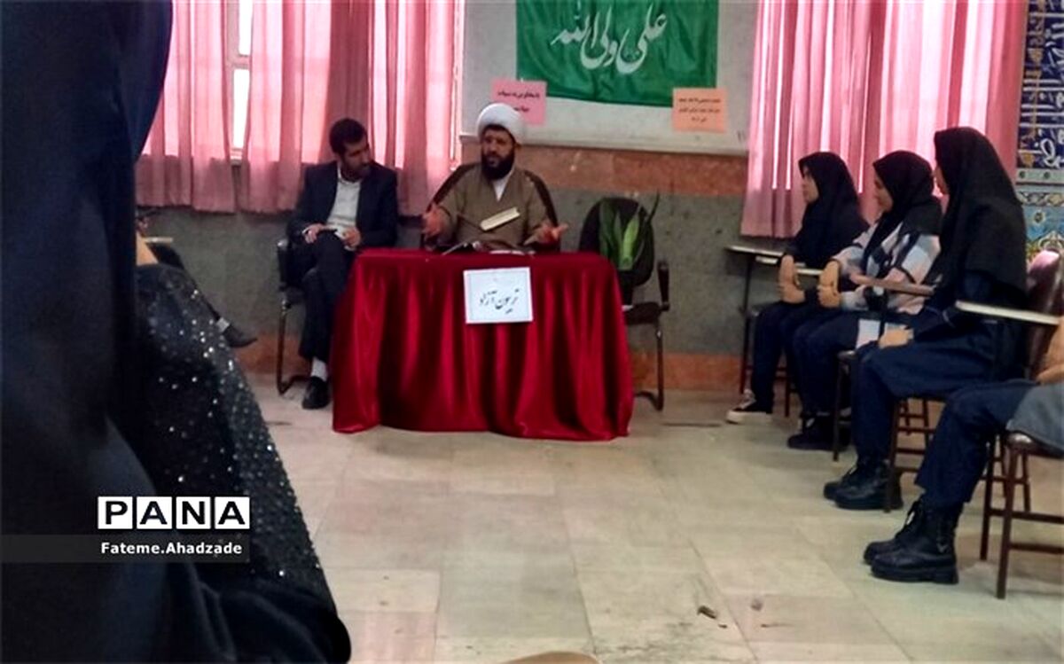 نشست صمیمی دانش‌آموزان پاکدشتی با امام جمعه‌ این شهرستان