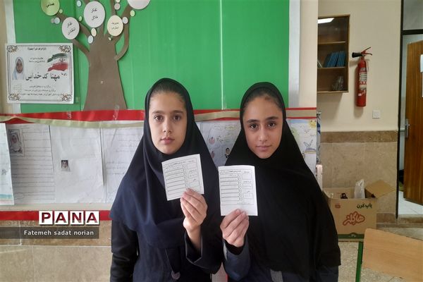برگزاری انتخابات شورای دانش‌آموزی در دبیرستان فاطمه آهنچی