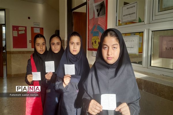 برگزاری انتخابات شورای دانش‌آموزی در دبیرستان فاطمه آهنچی