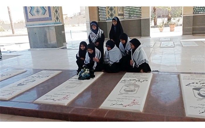 حضور دانش‌آموزان و اعضای شوراهای دانش‌آموزی آموزشگاه امام حسین (ع)  میبد در نماز جماعت و گلزار شهدا/ فیلم