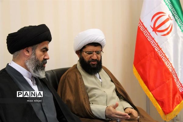 آیین اهدا ابلاغ کمیته همکاری‌های آموزش و پرورش و حوزه علمیه ناحیه یک بهارستان