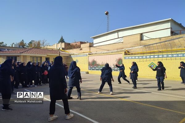 آیین آغاز مسابقات ورزشی دانش‌آموزان سراسر کشور در دبیرستان آرمینه مصلی نژاد