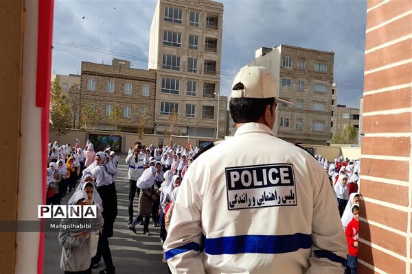 آموزش قوانین و مقررات راهنمایی و رانندگی به دانش‌آموزان در دبستان پورشهریاری ناحیه ۷مشهد