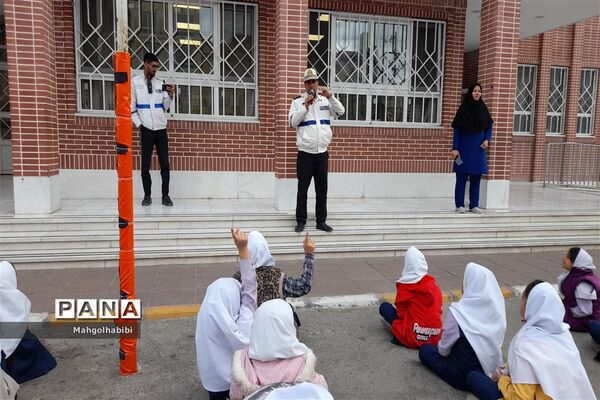 آموزش قوانین و مقررات راهنمایی و رانندگی به دانش‌آموزان در دبستان پورشهریاری ناحیه ۷مشهد