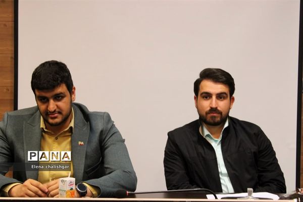 جلسه شورای اداری در آموزش و پرورش ناحیه یک بهارستان