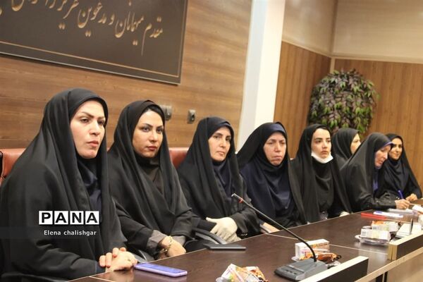 جلسه شورای اداری در آموزش و پرورش ناحیه یک بهارستان