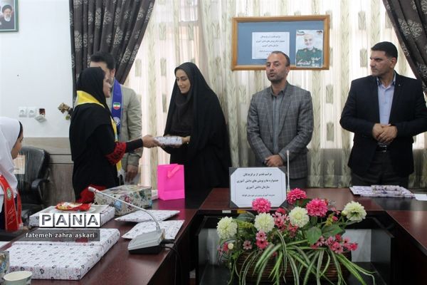 تقدیر از برگزیدگان جشنواره‌ها و پویش‌های سازمان دانش‌آموزی در گلوگاه