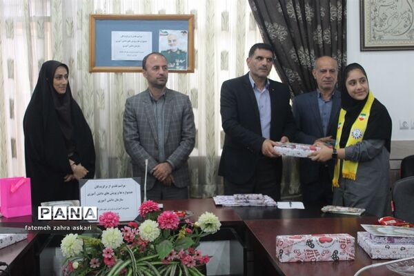 تقدیر از برگزیدگان جشنواره‌ها و پویش‌های سازمان دانش‌آموزی در گلوگاه