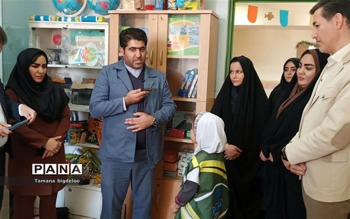 بازدید معاون آموزش ابتدایی آموزش و پرورش شهرستانهای تهران، ازاتاق بازی و یادگیری مدرسه توفیق رباط کریم/فیلم