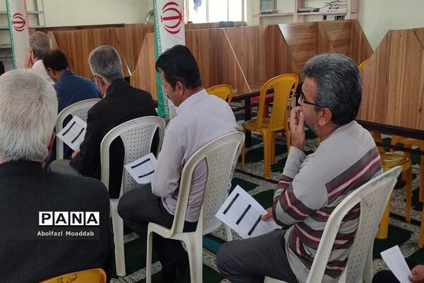 جلسه انجمن اولیا و مربیان دانش‌آموزان دبیرستان نمونه آیت الله خامنه‌ای کاشمر