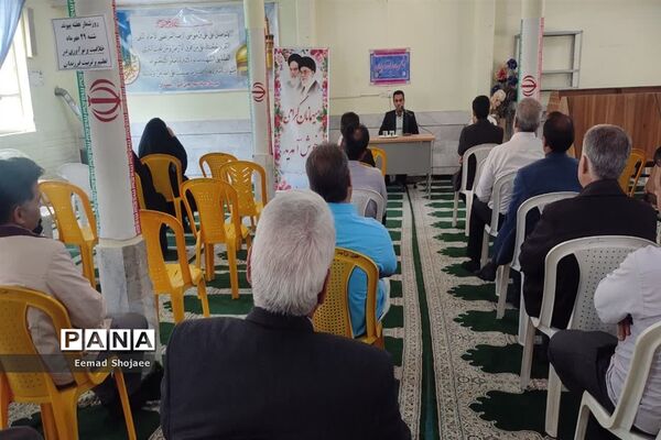 جلسه انجمن اولیا و مربیان دانش‌آموزان دبیرستان نمونه آیت الله خامنه‌ای کاشمر