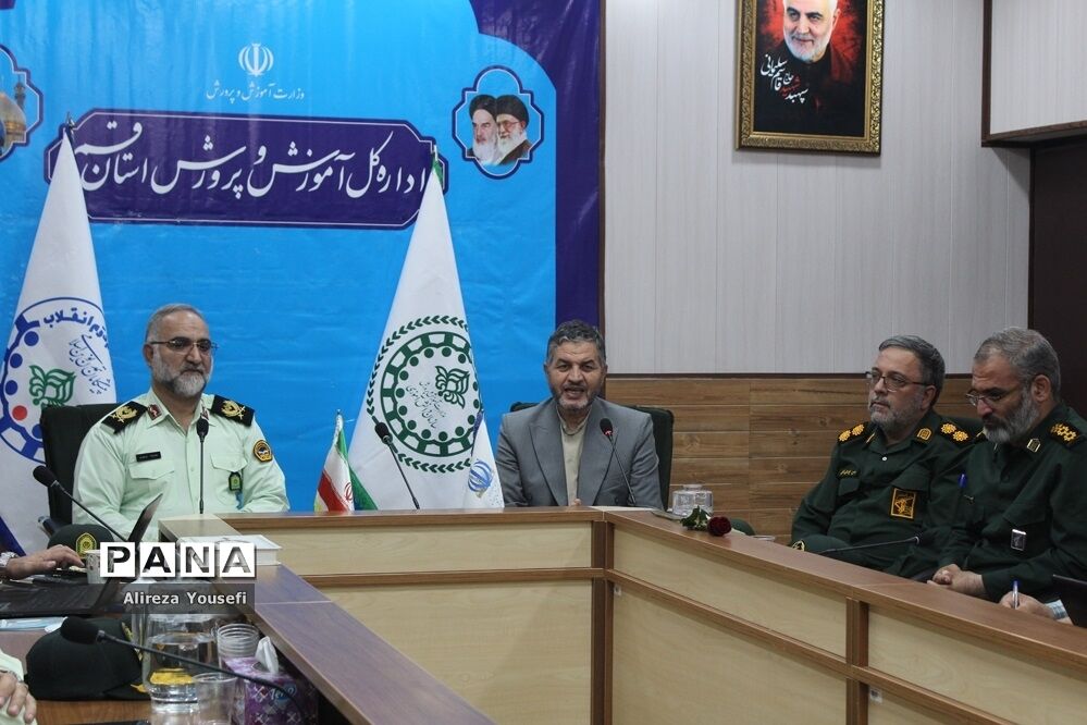 نشست صمیمی فرمانده انتظامی قم با اعضای سازمان دانش‌آموزی