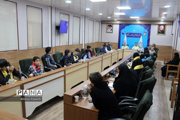 نشست صمیمی فرمانده انتظامی قم با اعضای سازمان دانش‌آموزی