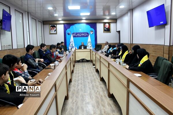 نشست صمیمی فرمانده انتظامی قم با اعضای سازمان دانش‌آموزی