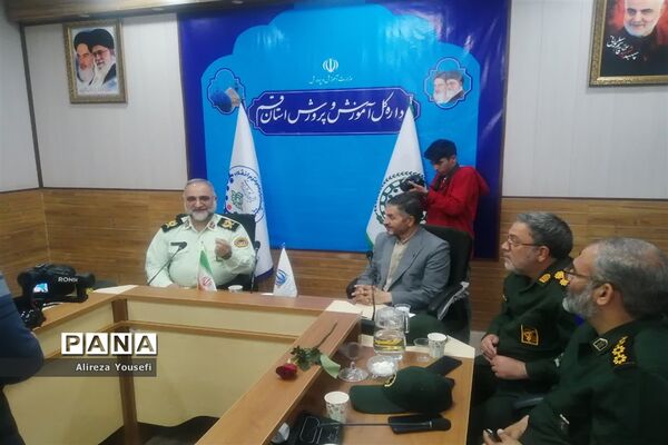 نشست صمیمی فرمانده انتظامی قم با اعضای سازمان دانش‌آموزی