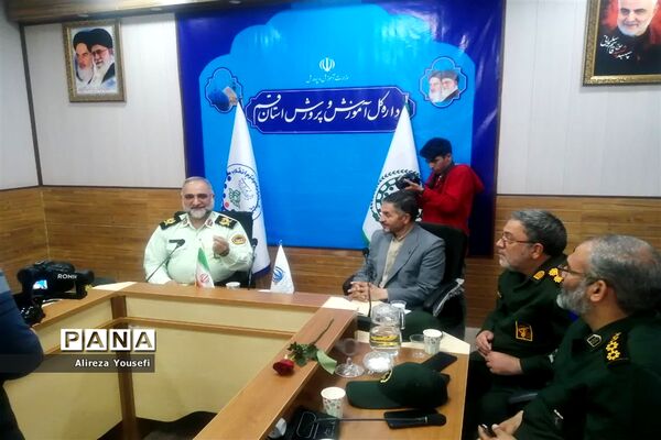 نشست صمیمی فرمانده انتظامی قم با اعضای سازمان دانش‌آموزی