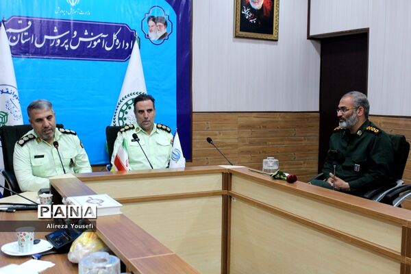 نشست صمیمی فرمانده انتظامی قم با اعضای سازمان دانش‌آموزی