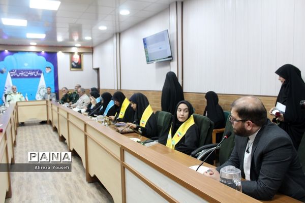 نشست صمیمی فرمانده انتظامی قم با اعضای سازمان دانش‌آموزی