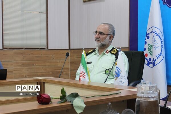 نشست صمیمی فرمانده انتظامی قم با اعضای سازمان دانش‌آموزی