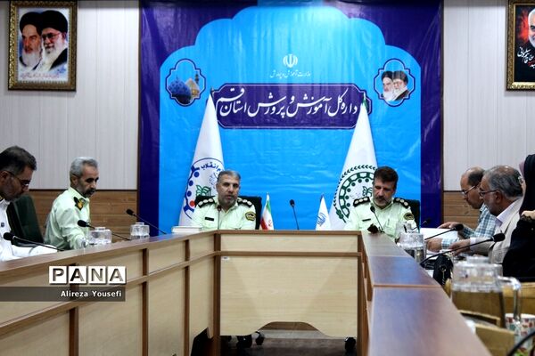نشست صمیمی فرمانده انتظامی قم با اعضای سازمان دانش‌آموزی