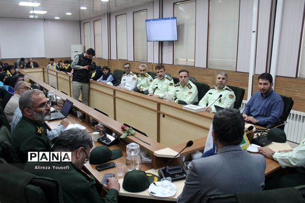 نشست صمیمی فرمانده انتظامی قم با اعضای سازمان دانش‌آموزی