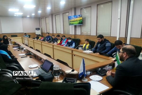 نشست صمیمی فرمانده انتظامی قم با اعضای سازمان دانش‌آموزی