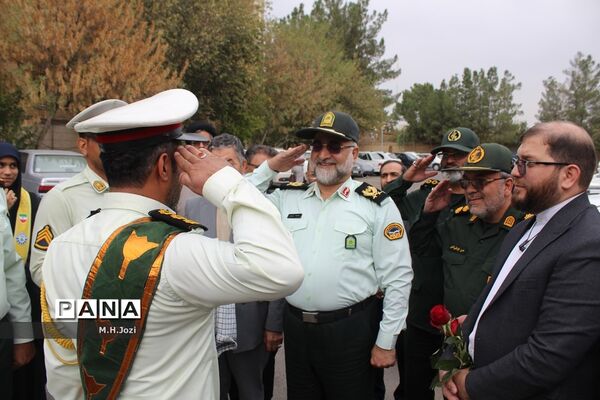 استقبال اعضای سازمان دانش‌آموزی قم از فرمانده انتظامی استان