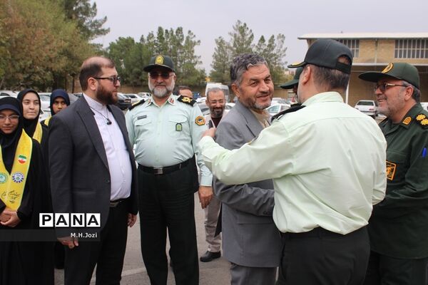 استقبال اعضای سازمان دانش‌آموزی قم از فرمانده انتظامی استان