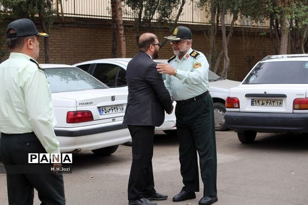 استقبال اعضای سازمان دانش‌آموزی قم از فرمانده انتظامی استان