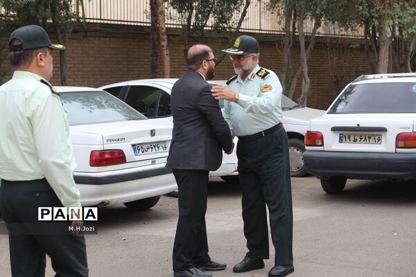 استقبال اعضای سازمان دانش‌آموزی قم از فرمانده انتظامی استان