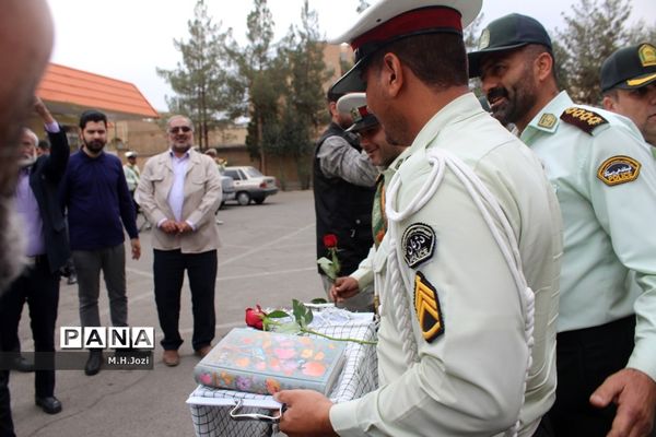 استقبال اعضای سازمان دانش‌آموزی قم از فرمانده انتظامی استان