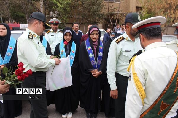 استقبال اعضای سازمان دانش‌آموزی قم از فرمانده انتظامی استان