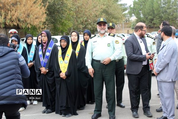 استقبال اعضای سازمان دانش‌آموزی قم از فرمانده انتظامی استان