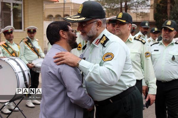 استقبال اعضای سازمان دانش‌آموزی قم از فرمانده انتظامی استان