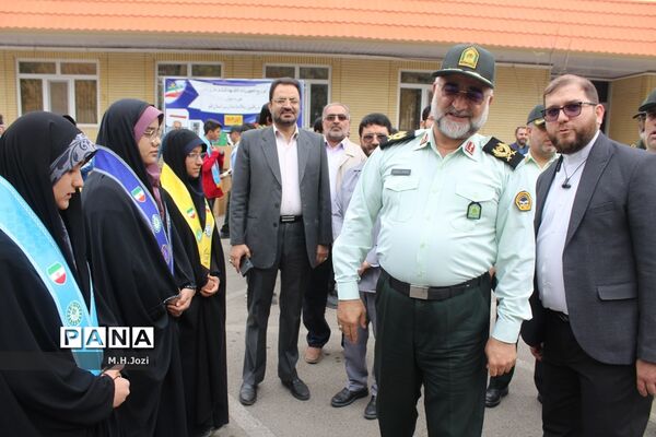 استقبال اعضای سازمان دانش‌آموزی قم از فرمانده انتظامی استان