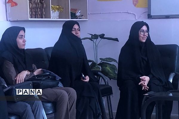 جلسه حلقه صالحین در دبستان شهید ناصری ناحیه دو ری