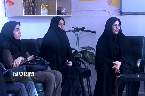 جلسه حلقه صالحین در دبستان شهید ناصری ناحیه دو ری