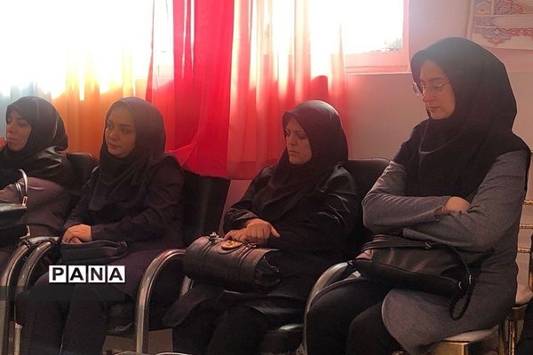 جلسه حلقه صالحین در دبستان شهید ناصری ناحیه دو ری