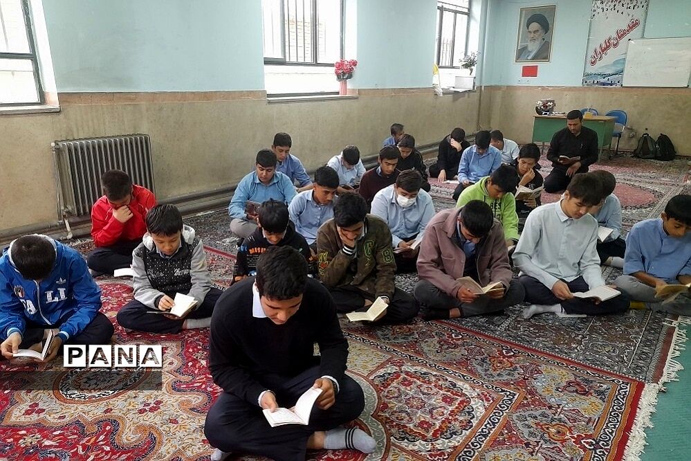 برگزاری مراسم زیارت‌عاشورا در دبیرستان یاران مهدی(عج) ناحیه دو ری