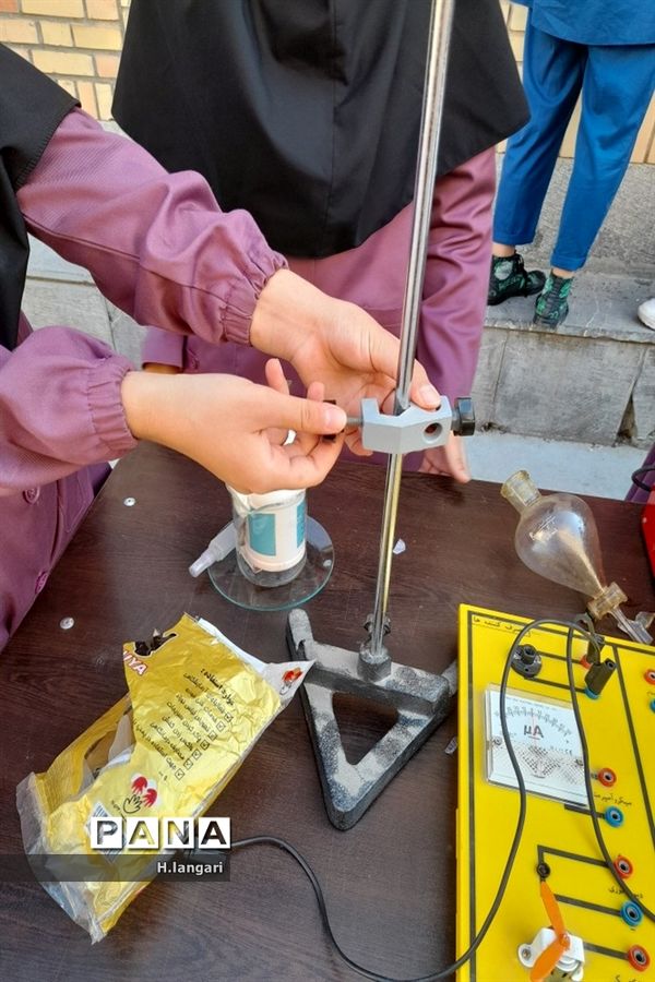 گرامیداشت  روز آزمایشگاه در دبیرستان دخترانه گلستان شهرستان مانه و سملقان