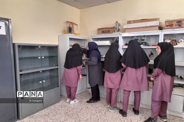 گرامیداشت  روز آزمایشگاه در دبیرستان دخترانه گلستان شهرستان مانه و سملقان