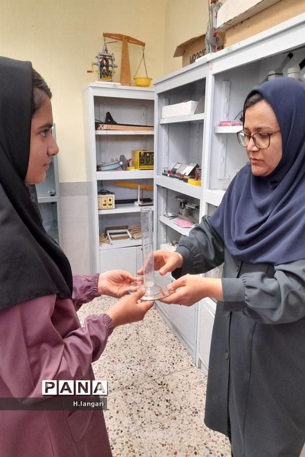 گرامیداشت  روز آزمایشگاه در دبیرستان دخترانه گلستان شهرستان مانه و سملقان