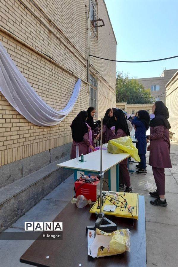 گرامیداشت  روز آزمایشگاه در دبیرستان دخترانه گلستان شهرستان مانه و سملقان