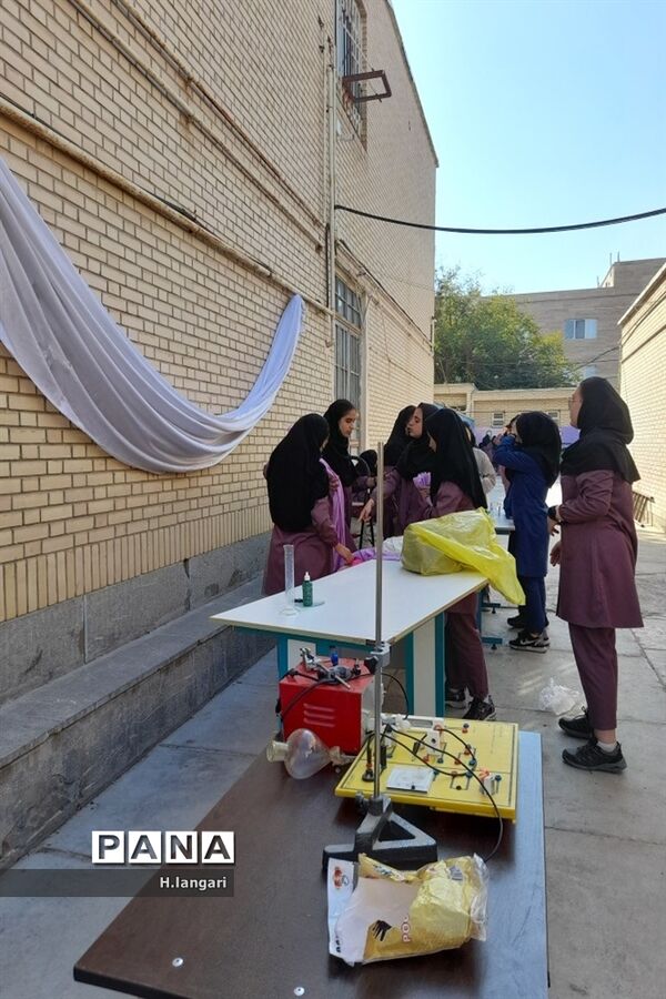 گرامیداشت  روز آزمایشگاه در دبیرستان دخترانه گلستان شهرستان مانه و سملقان