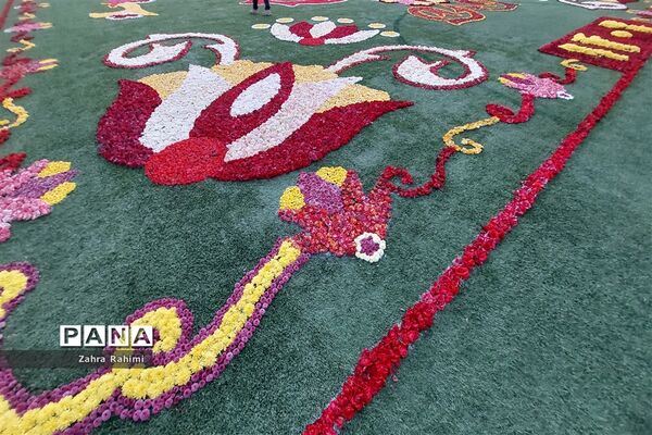 بزرگترین فرش سرگل خاورمیانه برای ششمین بار در محلات