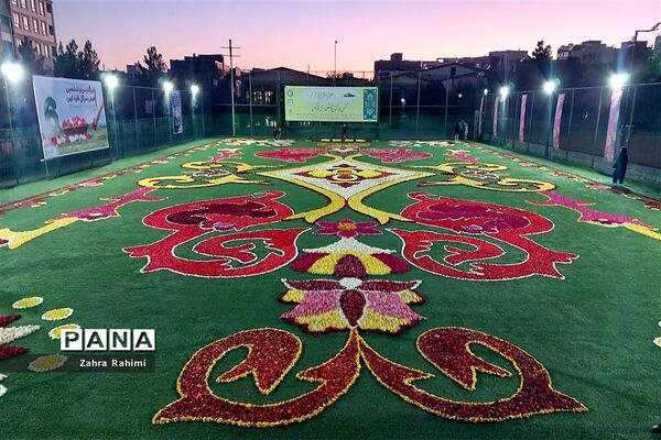 بزرگترین فرش سرگل خاورمیانه برای ششمین بار در محلات